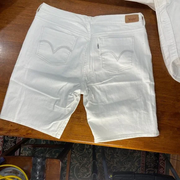 Ladies White Levi's Bermuda shorts Size 16 - Picture 2 of 6